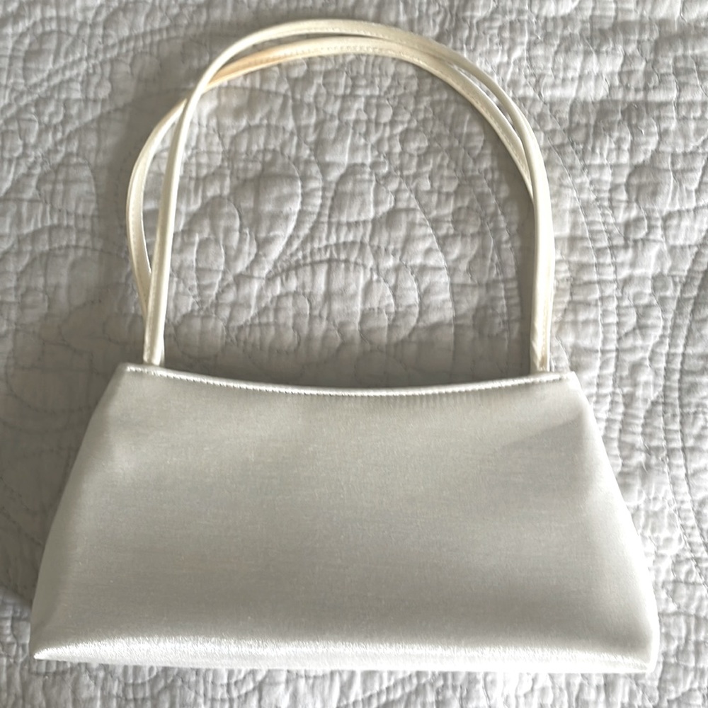 Small white snap close purse- perfect for events!